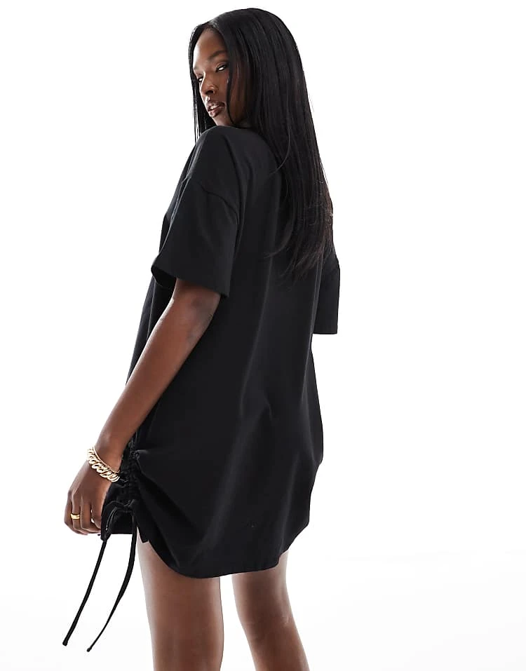 In The Style Ruched Side Oversized Mini T-shirt Dress In Black For Women 4 In The Style Ruched Side Oversized Mini T-shirt Dress In Black For Women - Image 4