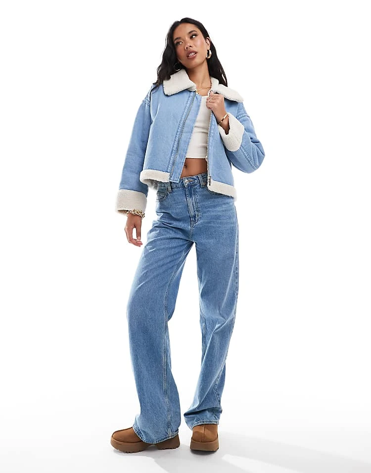 In The Style Cropped Denim Borg Trim Jacket In Blue For Women 2 In The Style Cropped Denim Borg Trim Jacket In Blue For Women - Image 2
