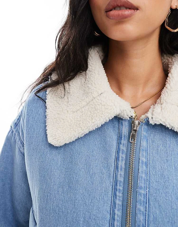 In The Style Cropped Denim Borg Trim Jacket In Blue For Women 3 In The Style Cropped Denim Borg Trim Jacket In Blue For Women - Image 3