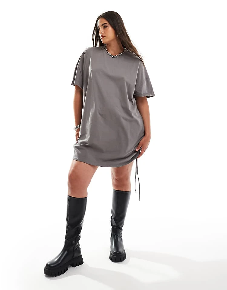 In The Style Plus Exclusive Ruched Tie Side Oversized Mini T-shirt Dress In Charcoal For Women 2 In The Style Plus Exclusive Ruched Tie Side Oversized Mini T-shirt Dress In Charcoal For Women - Image 2
