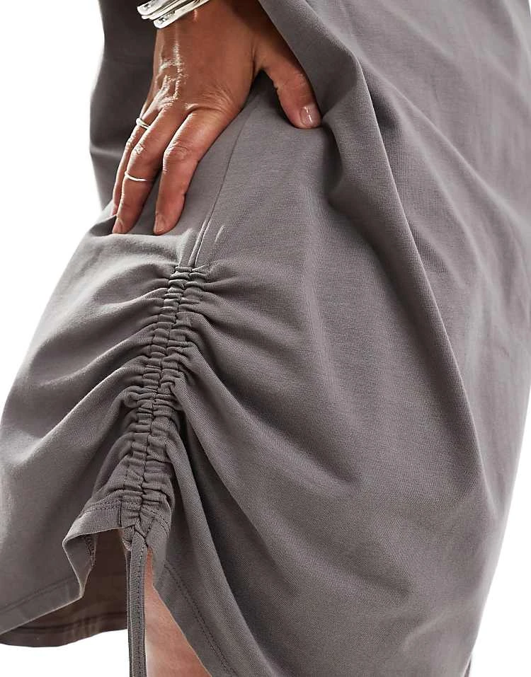 In The Style Plus Exclusive Ruched Tie Side Oversized Mini T-shirt Dress In Charcoal For Women 3 In The Style Plus Exclusive Ruched Tie Side Oversized Mini T-shirt Dress In Charcoal For Women - Image 3
